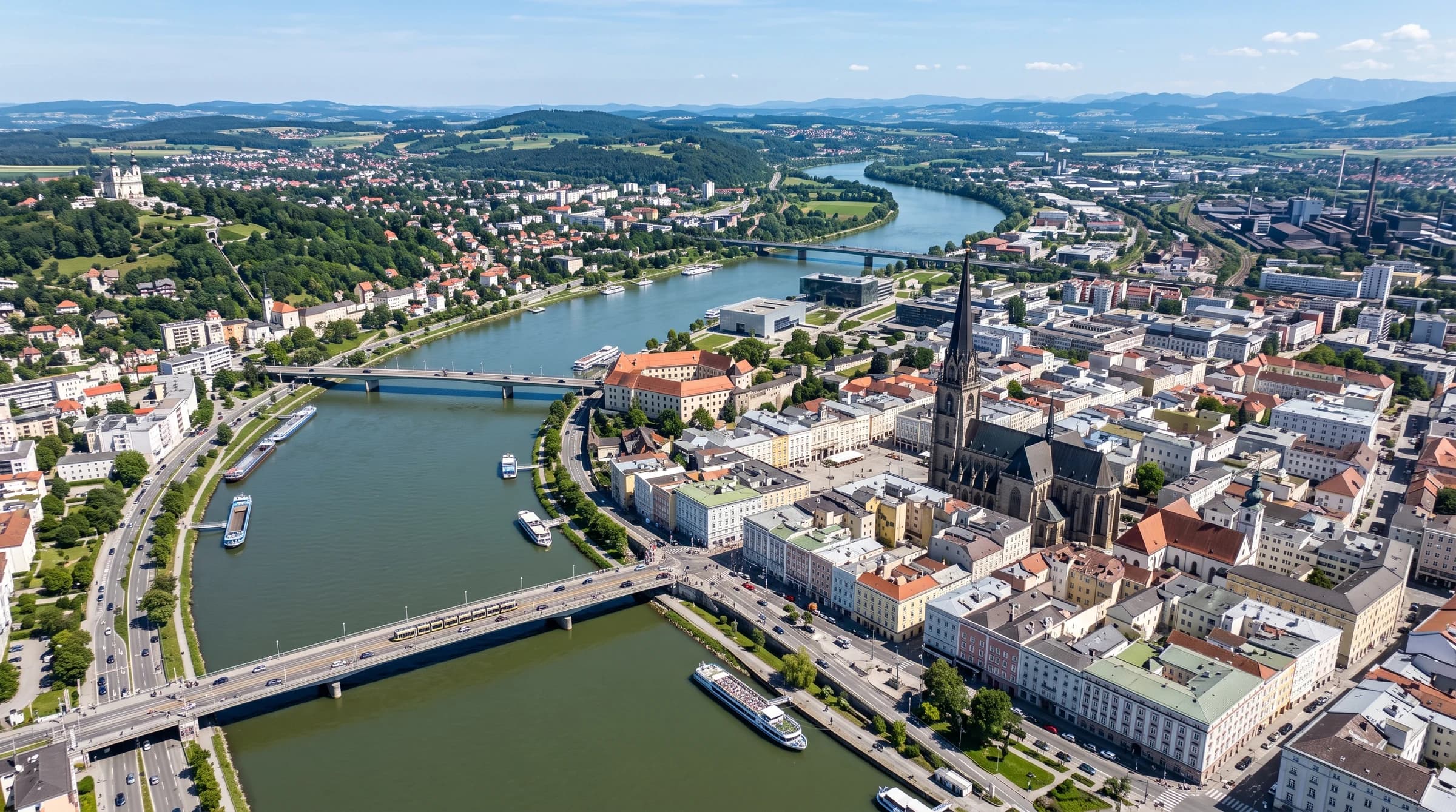 Luftaufnahme von Linz mit Altstadt und Donau